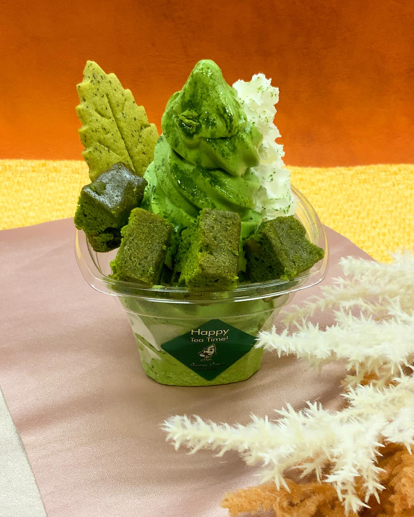 抹茶ソフトよりもちょっと豪華な『抹茶ブラウニーパフェ』お客様も中でもちょっと贅沢になんて言いながらご注文される方もいらっしゃいます️ブラウニーと抹茶ソフトクリームの味わい生クリームを交えてのソフトとブラウニーのコラボレーションクッキーも添えて…食べ方の楽しみ方は自由自在です♪今ならこちらのアカウントフォローで、ほうじ茶1カップのプレゼントも︎ぜひ、休日のティータイムにしゅんぽうカフェご利用下さいませ。