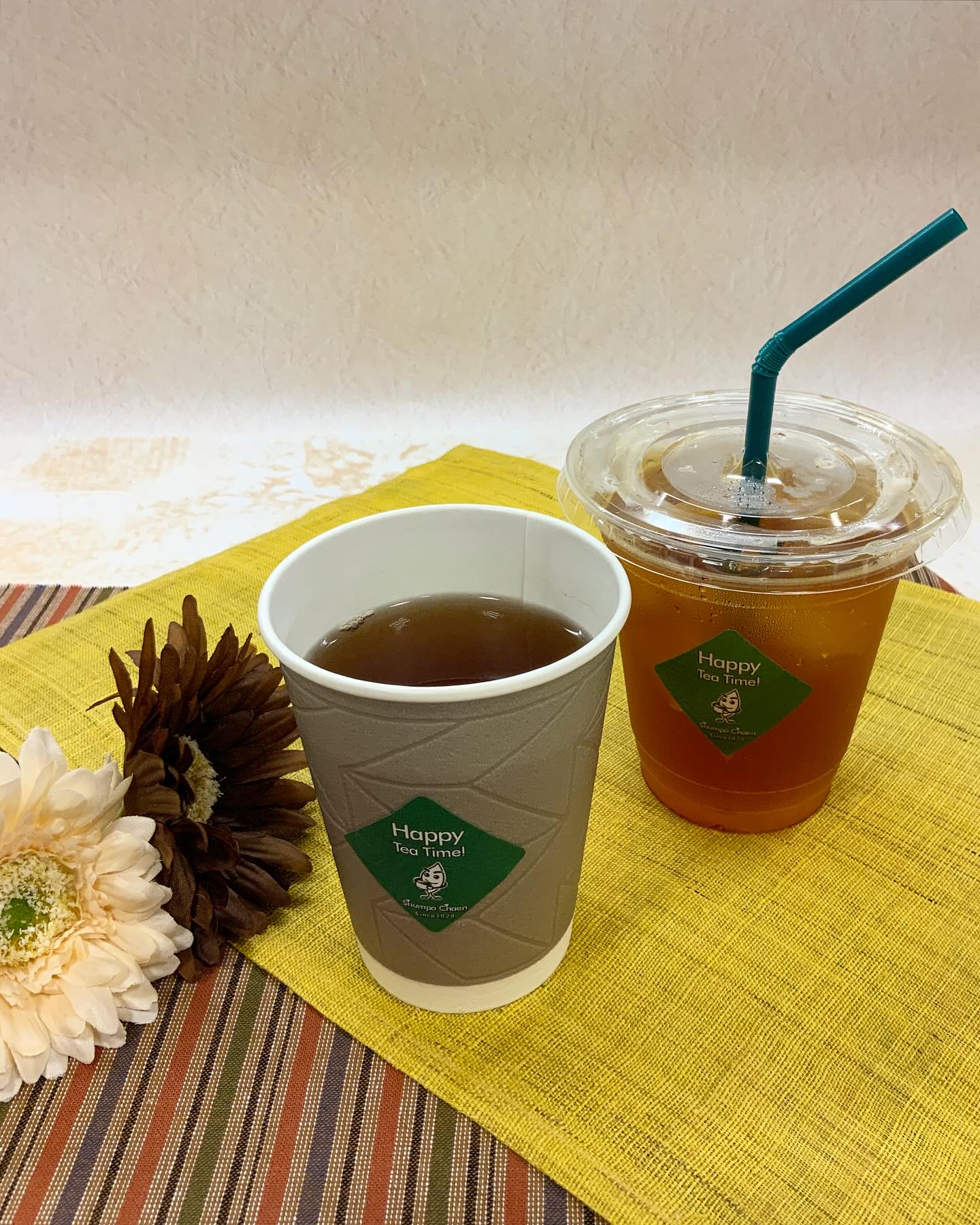 今日は昨日と変わって寒くなりましたこんな日は温かいほうじ茶でひと息つきましょう。お店で香りを出して焙煎している『かほり』ほうじ茶をしゅんぽうカフェでご提供しています。香りもよく香ばしいお味です。カフェイン少なめなので苦手な方も安心。お買い物がてらの一服にどうぞご利用下さい。歩き回って暖かくなった方にはアイスタイプもオススメです