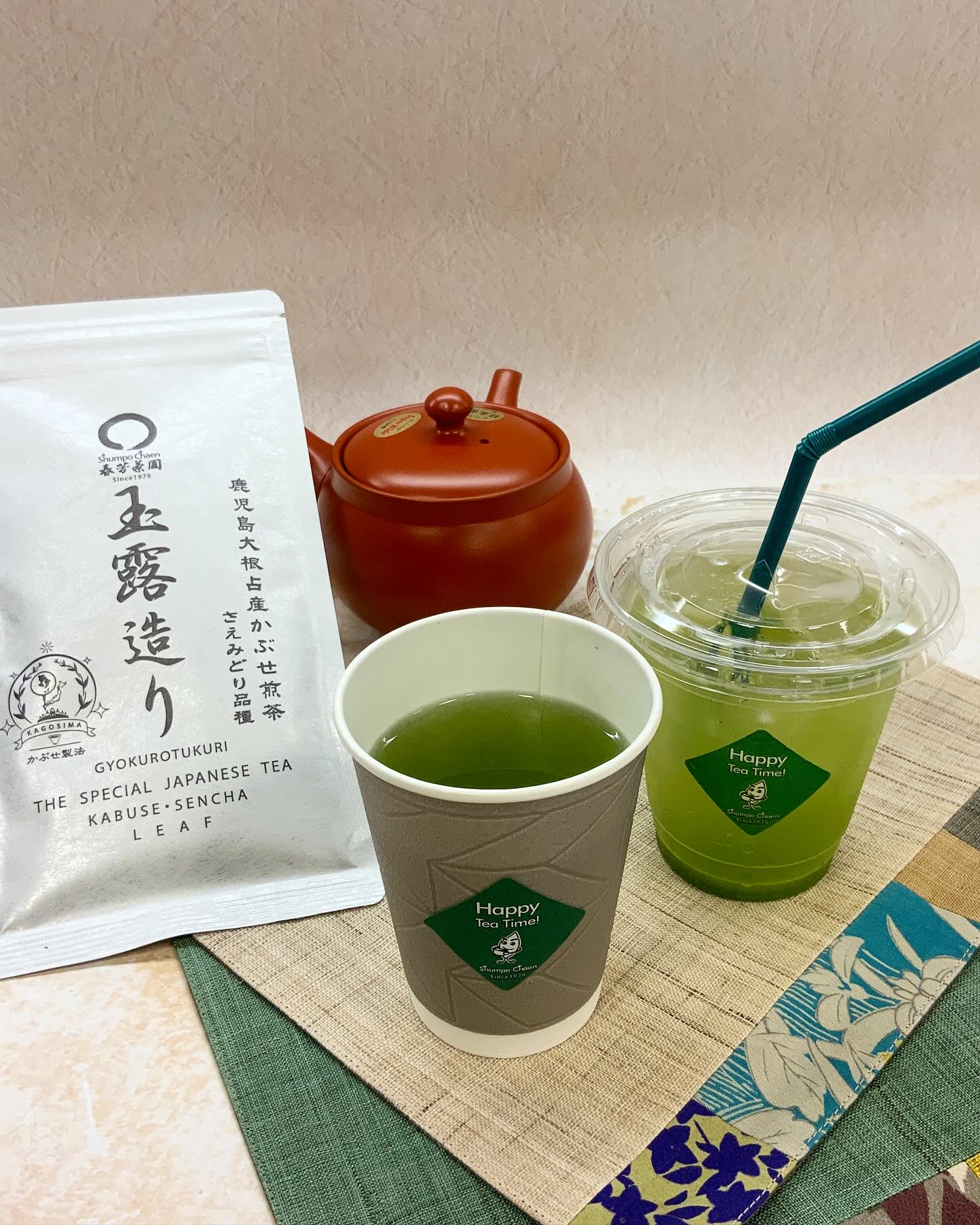 しゅんぽうカフェ人気の本格煎茶シリーズ甘みの濃い美味しさが特徴の、鹿児島産甘味煎茶『玉露造り』は大人気です水色も綺麗で苦みも無く飲みやすいお茶です。普段お茶を飲まない方でも気軽に味わって頂きたいです。急須で淹れる本格茶の味わいをお楽しみ下さい