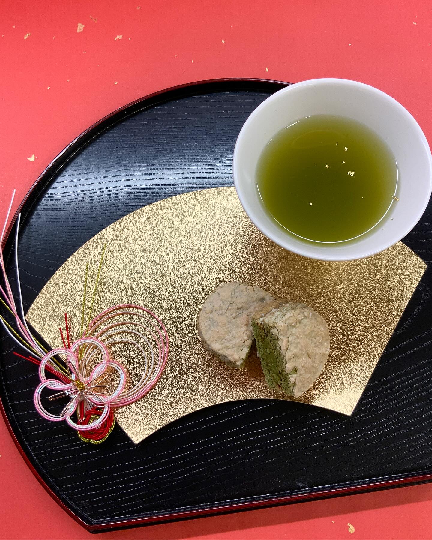 お茶のクリームがたっぷり入った『茶々ダックワーズ』こちらも人気のお菓子です外は米粉を使ったサクサク食感に中はしっとりもっちり。お茶のクリームをたっぷりと挟んだ食べ応え満点のお菓子です。クリスマスのお菓子にも、お正月のお菓子にもオススメです。温かいお茶と一緒にぜひどうぞ