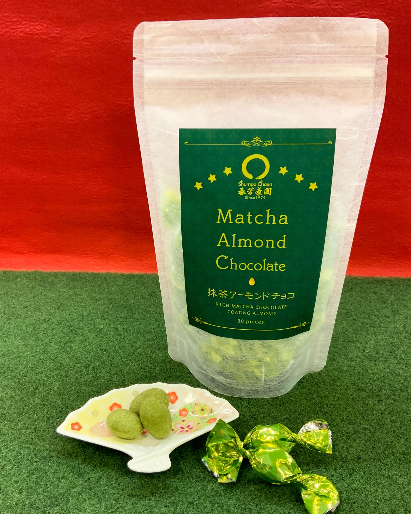 食べ出したらポイポイと口に運んでしまう止まらないお菓子『抹茶アーモンドチョコ』30個入　¥1,200アーモンドを抹茶のチョコでコーティング抹茶チョコの優しい甘さとカリッとアーモンドの美味しさがベストマッチチョコは一つ一つ包まれた可愛らしいパッケージみんなで分け合うお配りお菓子にもおすすめです…が、食べ出したら止まらない独り占めお菓子でもあります