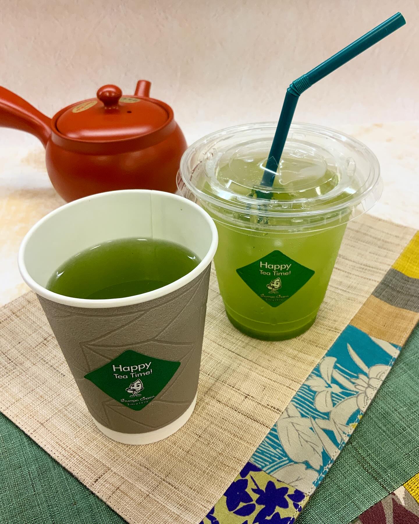 しゅんぽうカフェでは急須でしっかりとお淹れした本格茶を味わう事が出来ます。お買い物ついでのひと休み休憩にいかがでしょうか？温かいお茶と冷たいお茶のご用意がありますので、気分に合わせてどうぞ緑茶だけで無く、ほうじ茶や玄米茶もあります。本格派の茶葉の味わいをぜひお気軽にお楽しみください