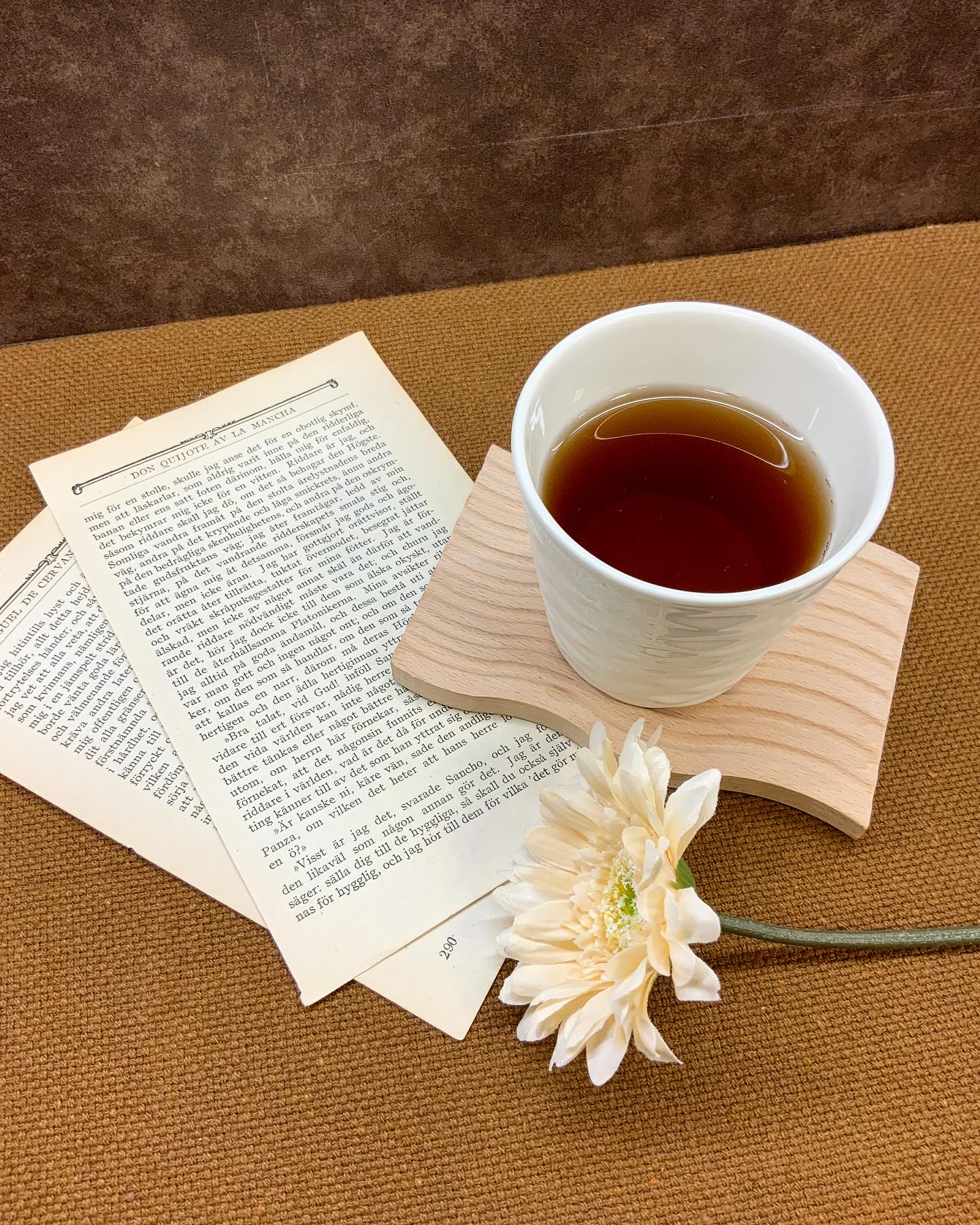 寒くなりました…今日は、雪がチラつくとか…？この時期はほうじ茶がとても人気ですお店で焙煎しているので香りに誘われてお店に来店される方も多くいらっしゃいます淹れ方は熱湯を注ぐだけ！香ばしい香りがとても心地よいです。当店のお店で焙煎ほうじ茶は2種類。お好みのお味を見つけてください。