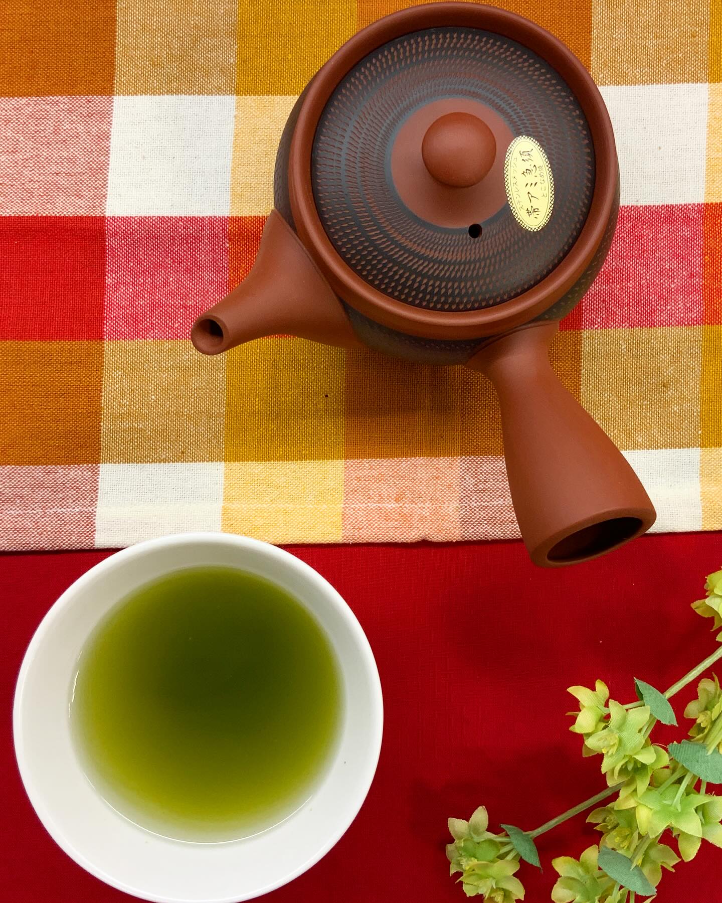 春芳茶園のお茶人気No.1と言えば…金のパッケージが目印の『ひととき』ですしっかりとした味の濃さ、飲みやすいバランスの取れた味わいです。色は濃くしっかりと出ますが、苦みなどは少なく味わうことが出来ます。ご贈答やお試しに便利な80gと、ご自宅用やいつも飲んでいる方へはお得な200g入りをご用意しています。春芳茶園でなんのお茶を買おうか…？迷ったらぜひ『ひととき』をお試しください