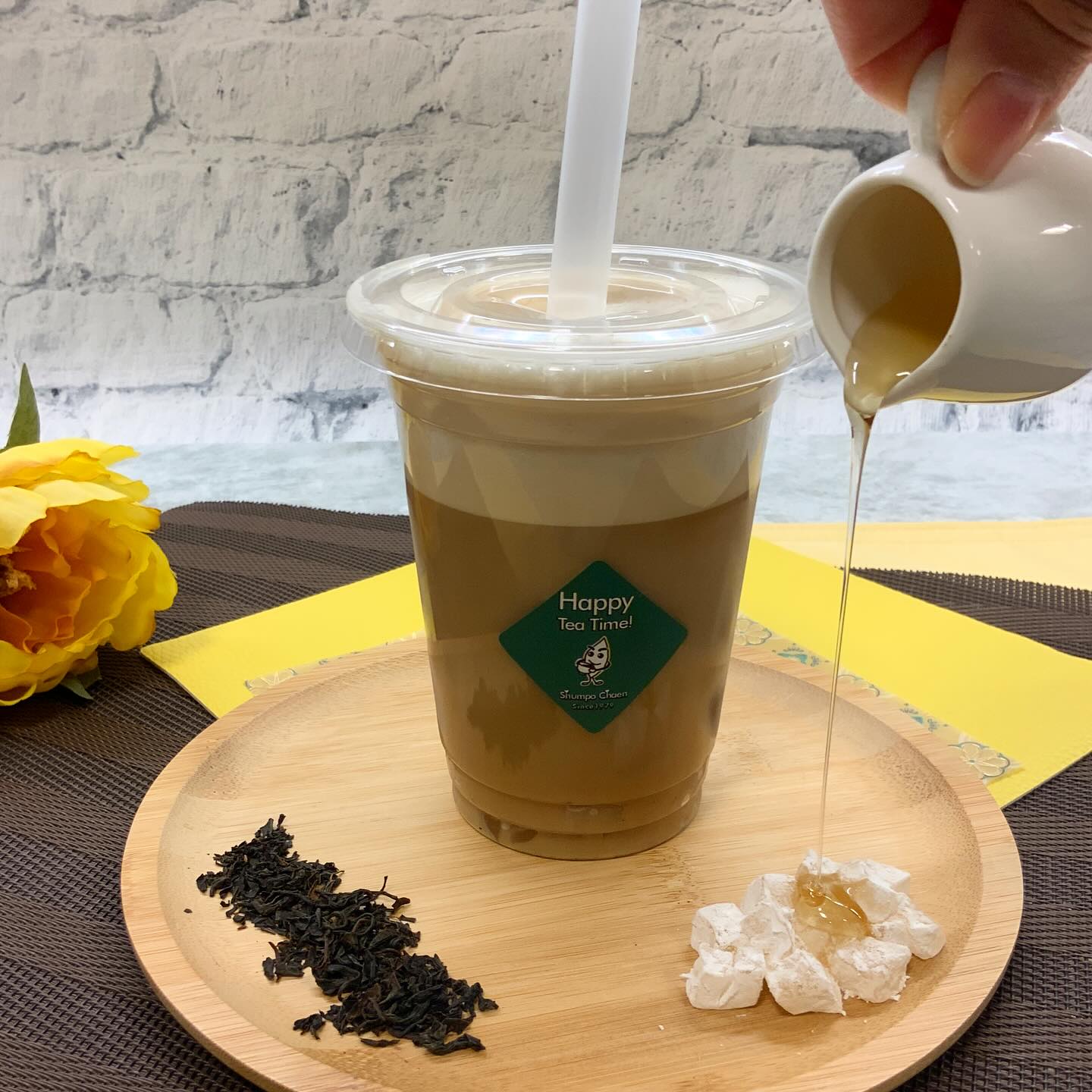 しゅんぽうカフェには抹茶やほうじ茶だけでなく、和紅茶を使ったアレンジメニューがあります︎はちみつにわらび餅、そして香り高くほんのり甘い和紅茶のソイラテのハーモニーわらび餅とはちみつの優しい甘さを加えた和紅茶が美味しい一品です『はちみつわらび餅和紅茶ソイラテ』¥580-