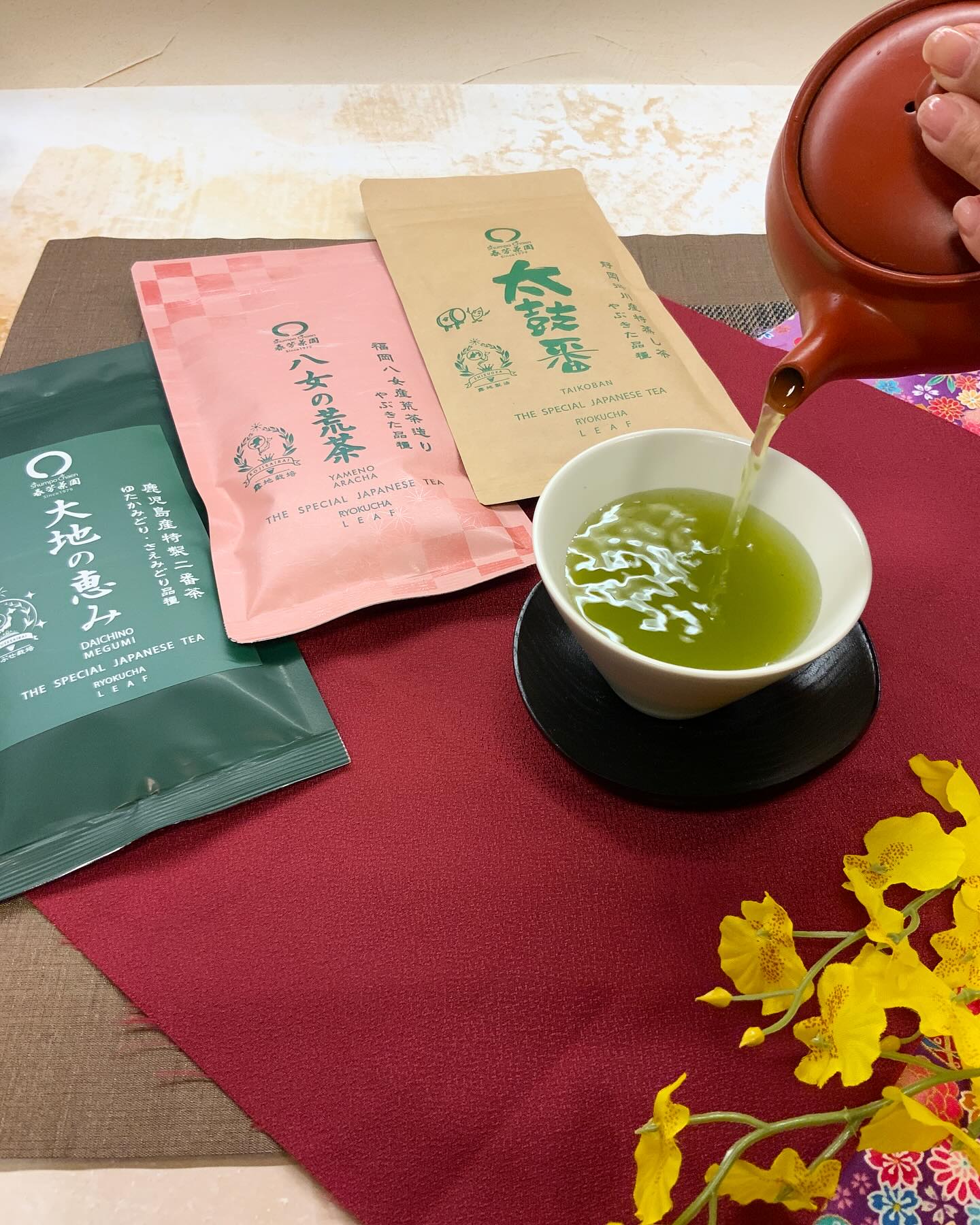 まだまだ寒い日が続きますが、ちょっとゆっくりお茶の飲み比べを楽しむセットはいかがでしょうか？三大産地のお茶を贅沢に飲み比べ当店おすすめの3種をセットに致しましたので、迷うことなく飲み比べが楽しめます味や色の違いを気軽に楽しんで頂き、味わえる人気のセットです。静岡・福岡・鹿児島のお茶をセット致しました︎贈り物にもぜひどうぞ