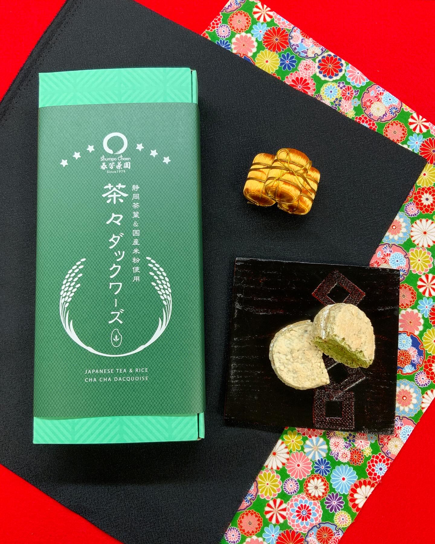 外はさっくり中はもっちりの生地…そして、お茶のクリームがたっぷり挟まった『茶々ダックワーズ』可愛い小判型小さく見えても食べ応え充分です。外側の生地には米粉を使っていますお茶にもよく合いますよお店ではおひとつから販売していますので、おやつにオススメです。ご贈答用にはパッケージもリニューアルした6個箱入りがオススメです。