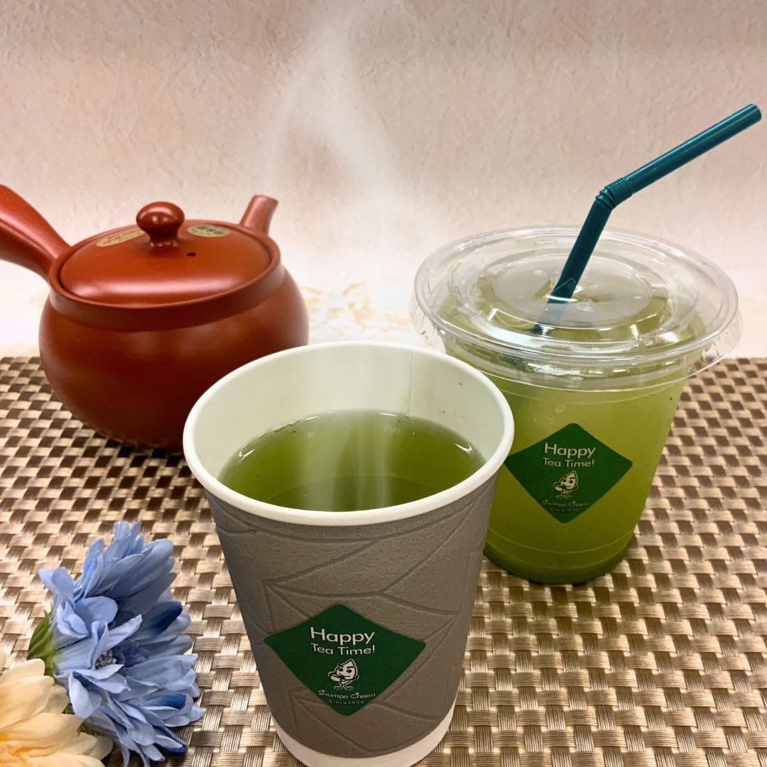 三連休初日です。あいにくの雨で寒い…横浜戸塚です。寒い日にはやはり温かい飲み物が欲しくなります。サクラス戸塚1階春芳茶園へぜひお越し下さい♪しゅんぽうカフェでは、急須で淹れるオススメ本格茶を味わうことができます。全ての本格茶で、ホットとアイスでお選びいただけます。冷えた体を暖める温かいお茶、お買い物で疲れた体をクールダウンする冷たいお茶、お好みでお選びください🥤