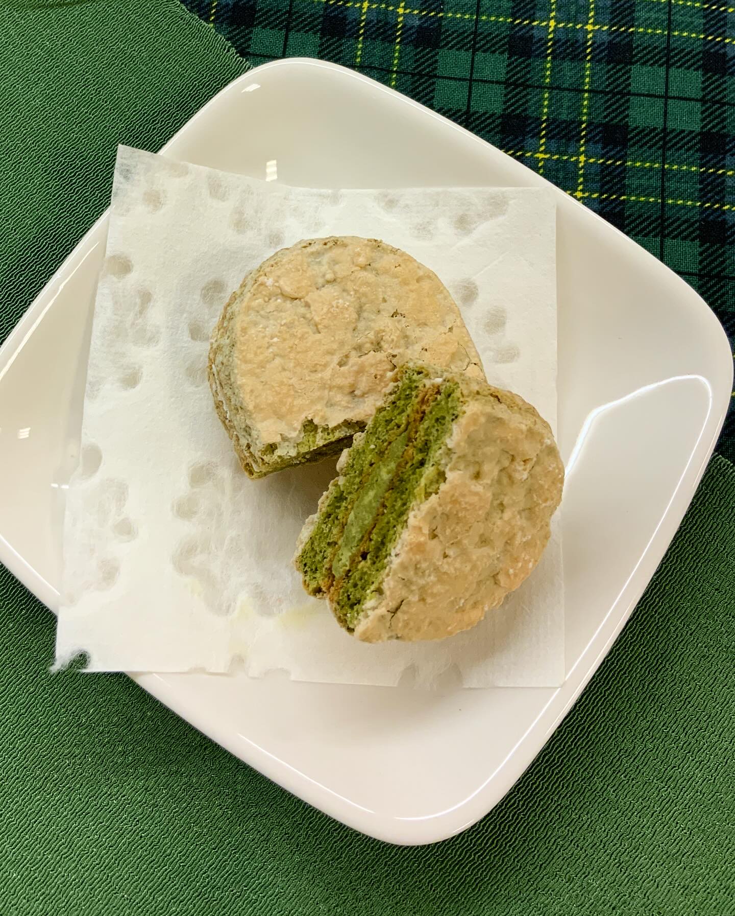 お茶に合うお菓子『茶々ダックワーズ』外は米粉を使った生地で、ふんわりサクサクもっちり…。中にはお茶のクリームがたっぷりと入っています♪緑茶も良く合うほどよい甘さの焼き菓子です。お店ではおひとつから販売しておりますので、気軽にお試しください。