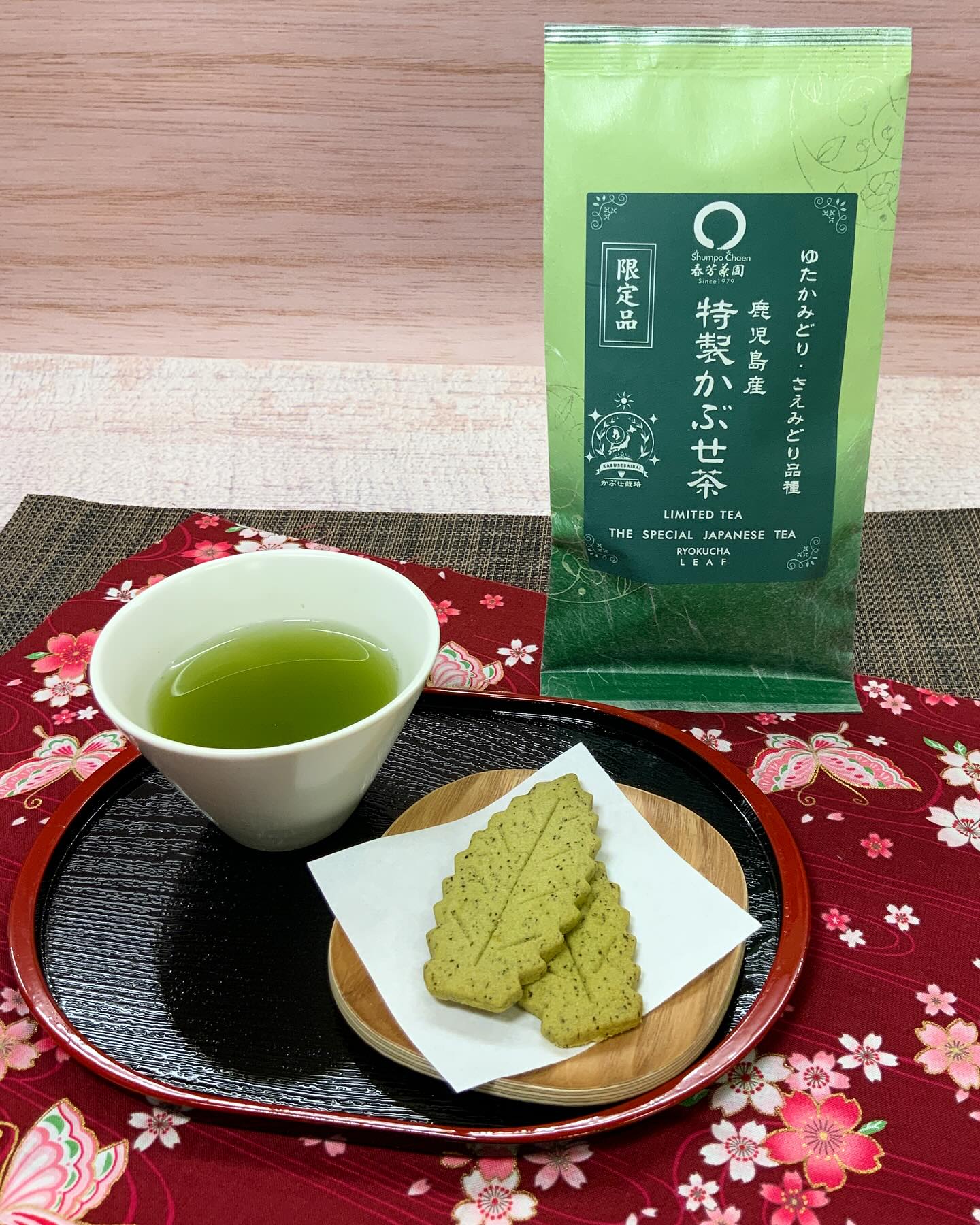 新登場の鹿児島産『特製かぶせ茶』綺麗なみどり色が美味しさを引き立たせます。さわやかな香りが楽しめて、苦味の少ない飲みやすい緑茶になっています。今だけの限定茶です寒暖差が激しい日が続いていますが、体の中からポカポカにして、お茶で健康な生活を目指したいですね♪