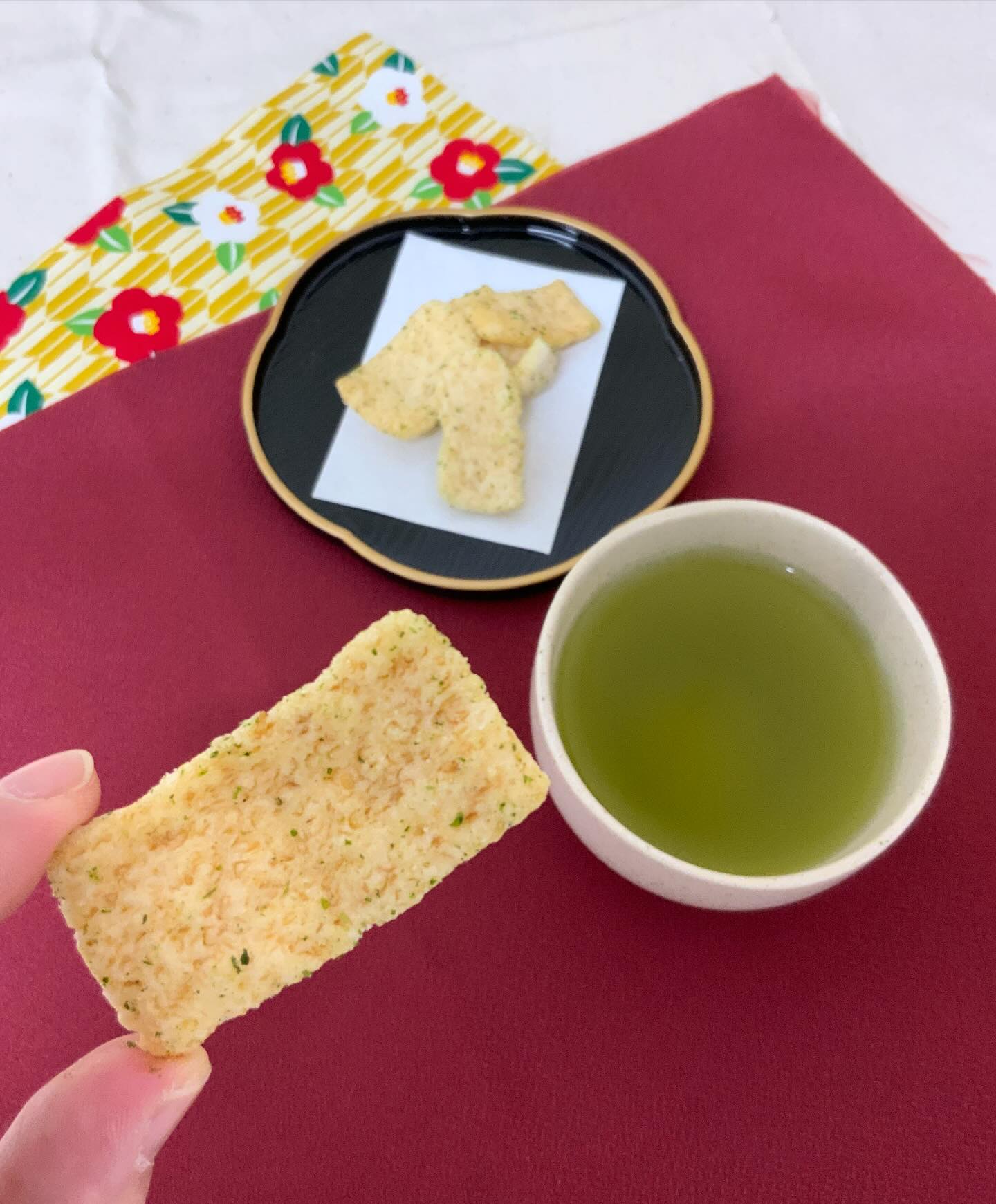 新商品のお知らせですサクサク…香ばしい…のりの風味に塩加減もちょうど良い…米油で揚げたサクサクの『玄米餅チップス』が新登場しました︎おせんべいとはまた違う…？軽い食感で、次から次へと手が止まりません。お茶にとってもよく合いますよ！ぜひティータイムにどうぞ