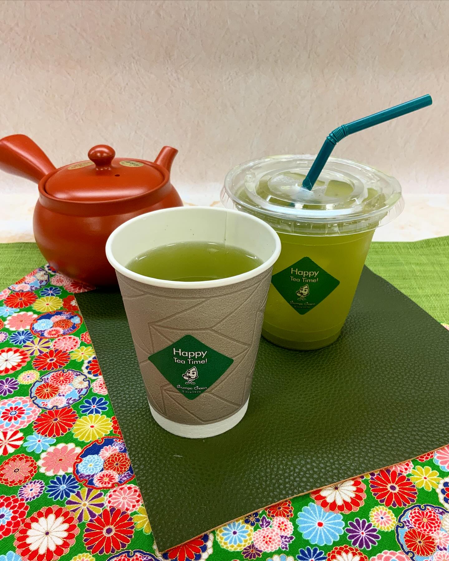 本格茶が気軽に楽しめるしゅんぽうカフェへぜひお越し下さい。緑茶・ほうじ茶・玄米茶と色々なお茶が味わえます。ちょっと疲れた時には甘いドリンクや、豆乳を使ったドリンクもあります🥤ホットもアイスもご用意がありますので、気分に合わせてお選びください。日本茶でお茶でホットひと息…ぜひどうぞ